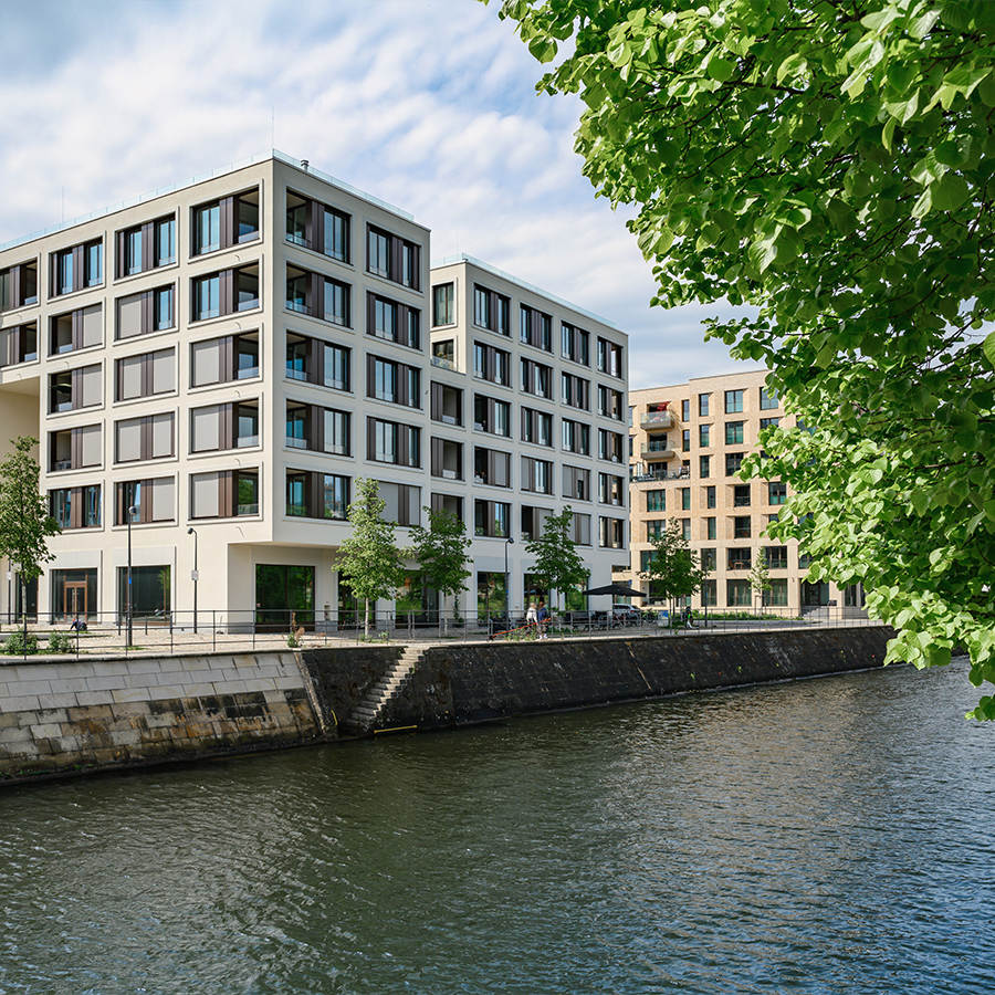 Moderne Immobilien am Fluss